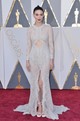 2016 Rooney Mara - Rooney Mara lenyűgözően nézett ki a csipkés Givenchy ruhában, melyen a mellkas alatt egy  kivágás tette még izgalmasabbá ezt a tervezést. Ismét egy kifinomult változata a meztelenruhának, amit egy nagyon karakteres smink egészített ki.