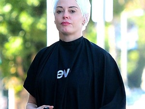 A Bűbájos boszorkák sztárja még a platinaszőkénél is szőkébb lett