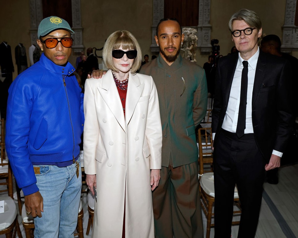 Pharrell Williams, Anna Wintour, Lewis Hamilton és Andrew Bolton a 2025-ös Met-gála sajtótájékoztatóján