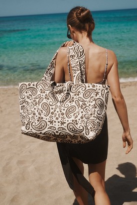 A LEBRAND x RESERVED nyári kollekciója effortless szabásokkal, trendi mintákkal és modern city to beach hangulattal hódít idén