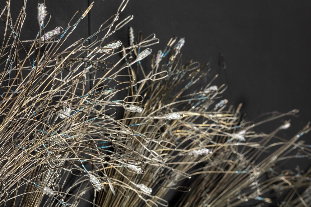 Pázmány Judit FOLYAMAT, 202340x200x27 cm; fém nyüstszem, gyöngy, fémszál, egyéni technikafotó: Oravecz István