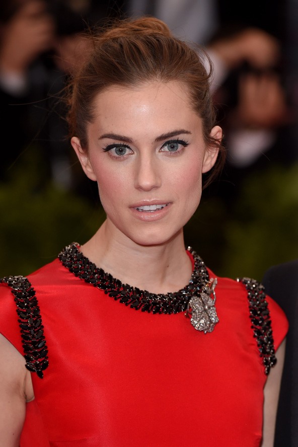 Allison Williams ruhája és sminkje is gyönyörű volt.