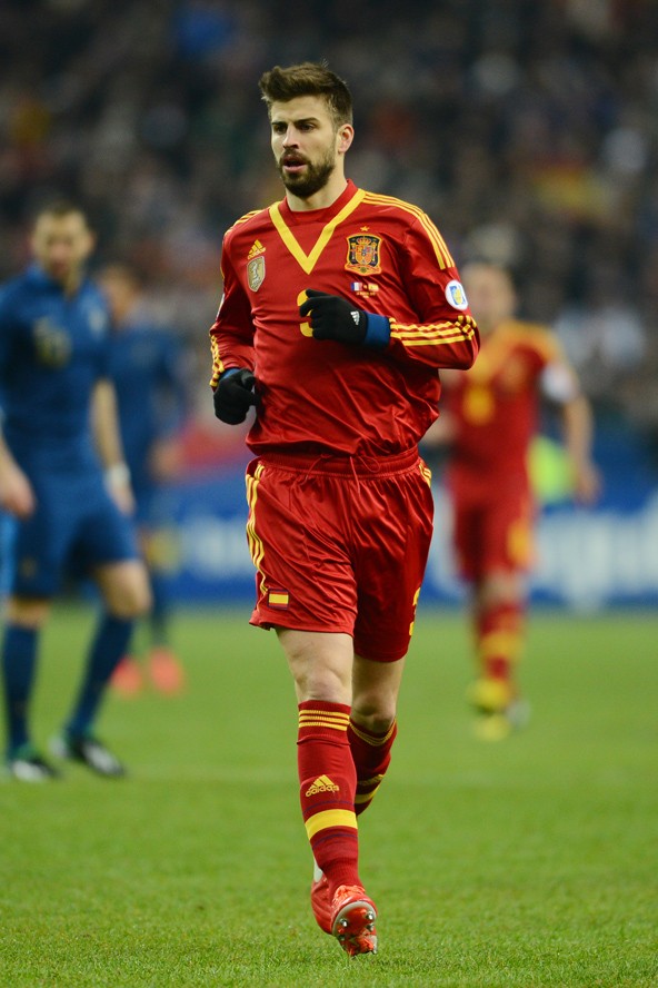 Gerard Piqué az FC Barcelona és a spanyol válogatott játékosa. A 27 éves sportoló kedves, kisfiús kinézetének köszönhetően nagy közkedveltségnek örvend, ahogy azért is, mert minden fontos kupát megnyert már, beleértve az Bajnokok ligáját, az angol labdarúgó bajnokságot, a vb-t és az eb-t. Barátnője a kolumbiai popénekes, Shakira, akivel a 2010-es vb hivatalos dalának forgatásán ismerkedtek meg. Azóta elválaszthatatlanok, és tavaly megszületett első közös gyerekük.  