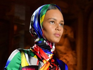 Síró- és nevetőgörcsöd lesz, ha meglátod, hogy ki pörgeti fel a kendődivatot