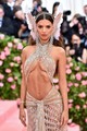Emily Ratajkowski Dundasban a Met gálán