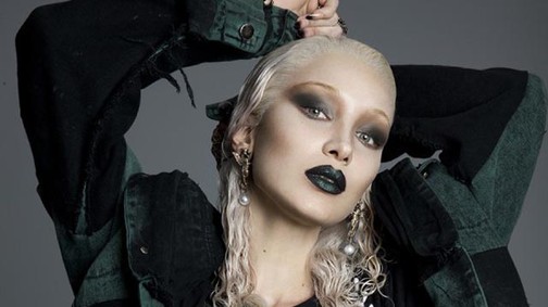 18+ Platinaszőke lett és már megint meztelen Bella Hadid