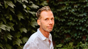 Leánykereskedelem áldozatainak állít emléket legújabb kötetében Huszti Gergely