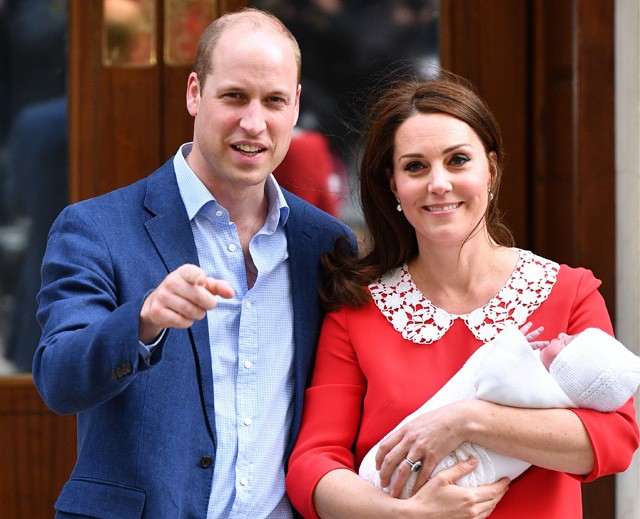 Katalin hercegné és Vilmos herceg újszülött babájukkal