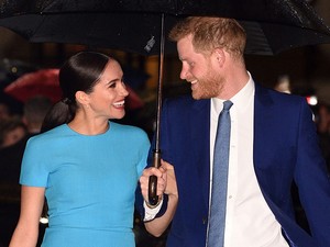 Meghan Markle és Harry herceg kéz a kézben pózoltak a vörös szőnyegen, izzott közöttük a levegő
