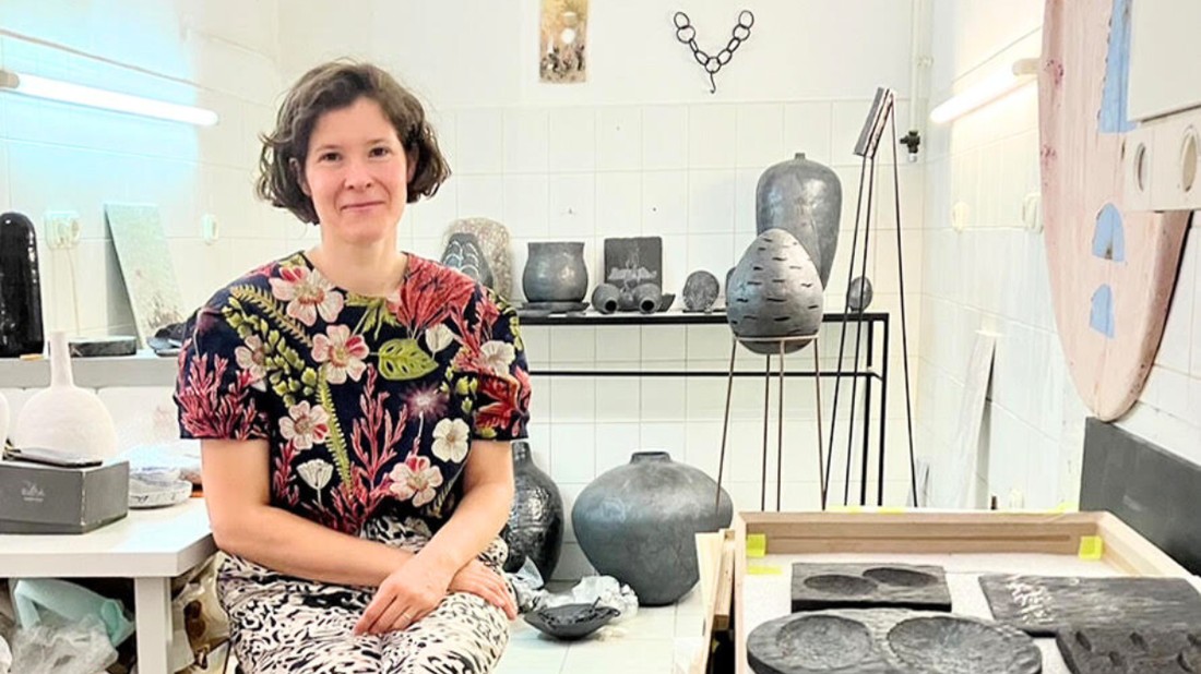 Ember Sári műalkotásai hétköznapi tárgyakra is emlékeztetnek, egyszóval újraértelmezi a környezetünket