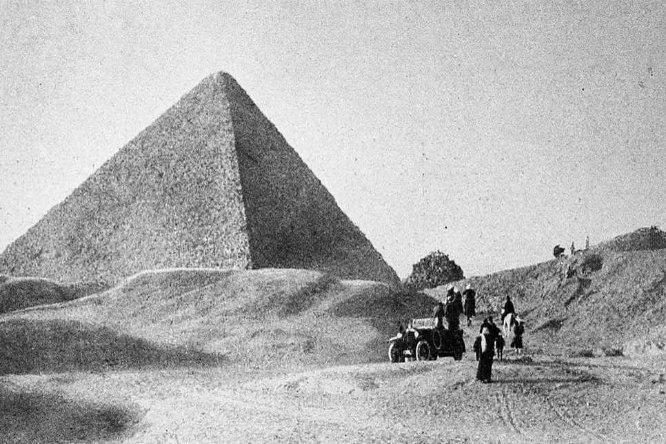 1926-ban, a szenvedélyes autóversenyző és legjobb barátja, gróf Almásy László kalandtúrát tett a Szaharán át. 