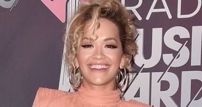 Rita Ora VISELT melltartót