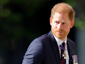 Bizarr videó kering Harry hercegről a neten, sikítozva menekül az emberek elől