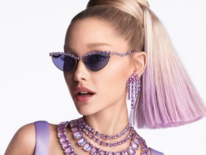 Ariana Grande Swarovski ékszerekben ragyog saját rendezésű filmjében