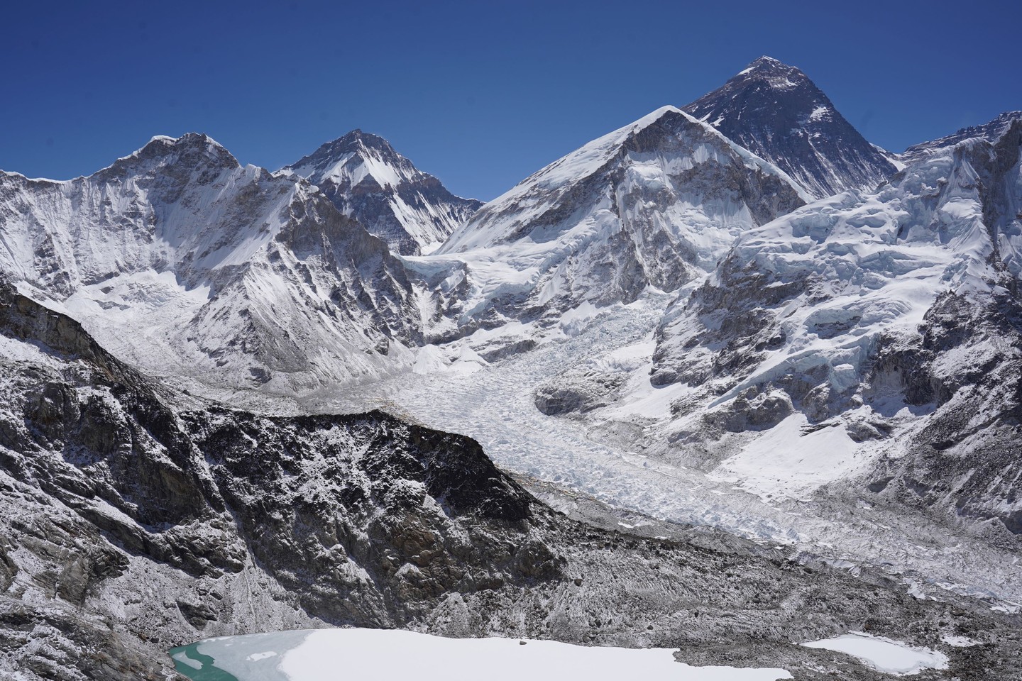 Mount Everest (jobbra az első, azaz a legmagasabb)