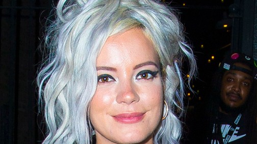 Lily Allen semmit nem bízott a fantáziánkra, megmutatta mellbimbóját "ruhájában"