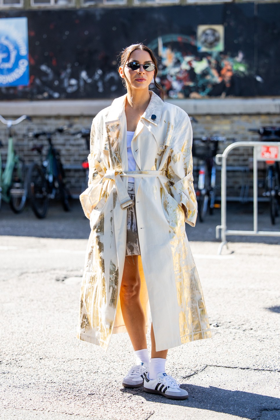 Természetesen a skandináv országokban is imádják a fehér tornacipőket