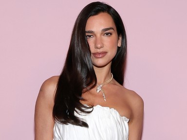 Dua Lipa arany meztelenfelsője maga az álom, csipkés melltartóját is megvillantotta benne