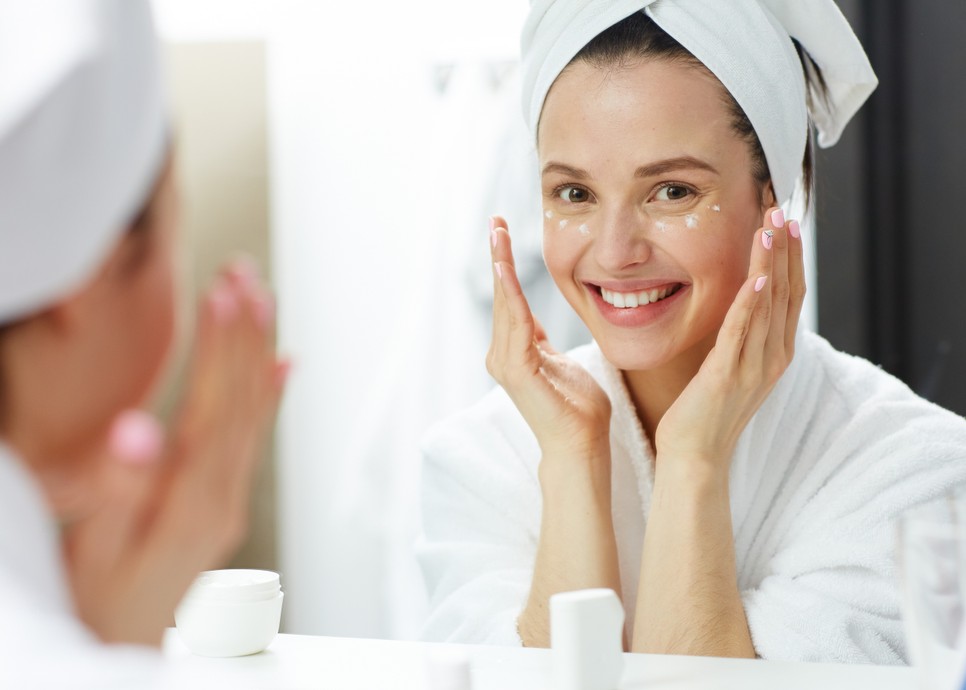 A koffein és a zöld tea hatékony a szemkörnyéki puffadással, karikákkal szemben