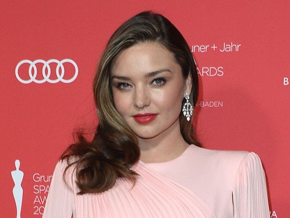 Itt az első fotó! Miranda Kerr megmutatta kerek pocakját a vörös szőnyegen