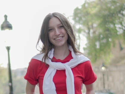 Emci kedvenc ruháit és színeit viseli ma, és nagyon jól is áll neki