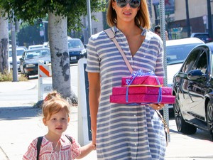 Jessica Alba a tökéletes hétvégi szettben