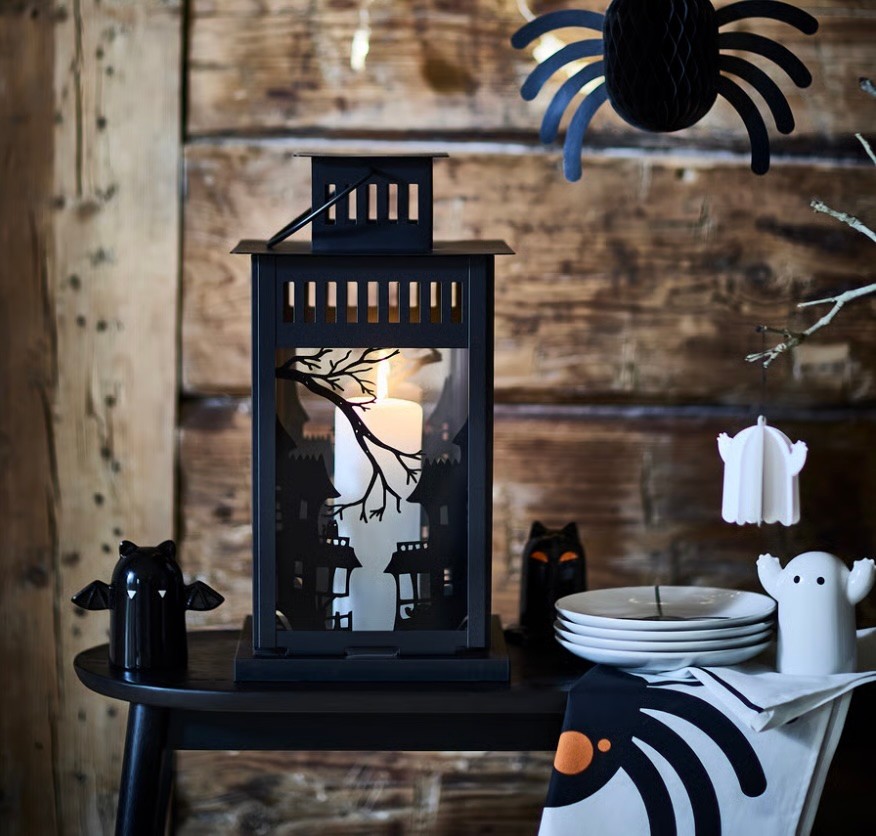 Egy lámpás egyaránt tökéletes kiegészítő beltérre és kültérre, és akkor is képes megteremteni a halloweeni alaphangulatot, ha más kiegészítővel nem is készülsz