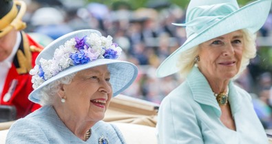 Őrült, vicces és csodás kalapcsodák a királynő lóversenyéről