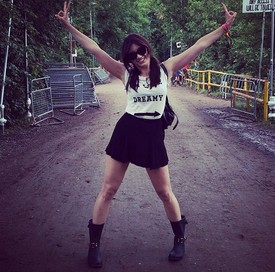 Daisy Lowe máris fesztiválhangulatban.