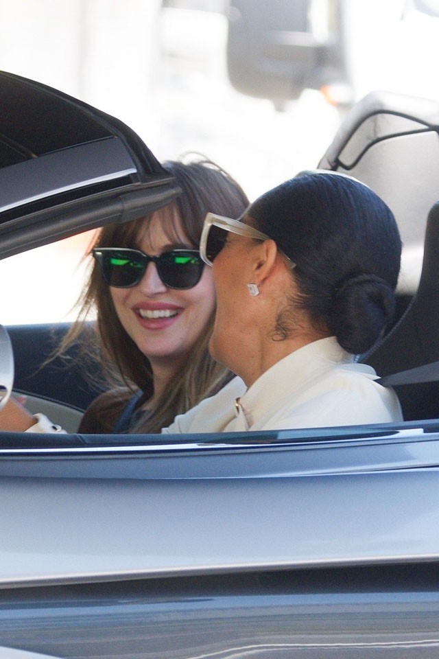 Így kell viselni a szakítást: Dakota Johnson majd kicsattan a boldogságtól