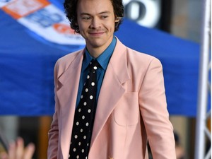 Harry Styles mintha egy 60-as évekbeli rajzfilmből lépett volna ki ebben a szettben