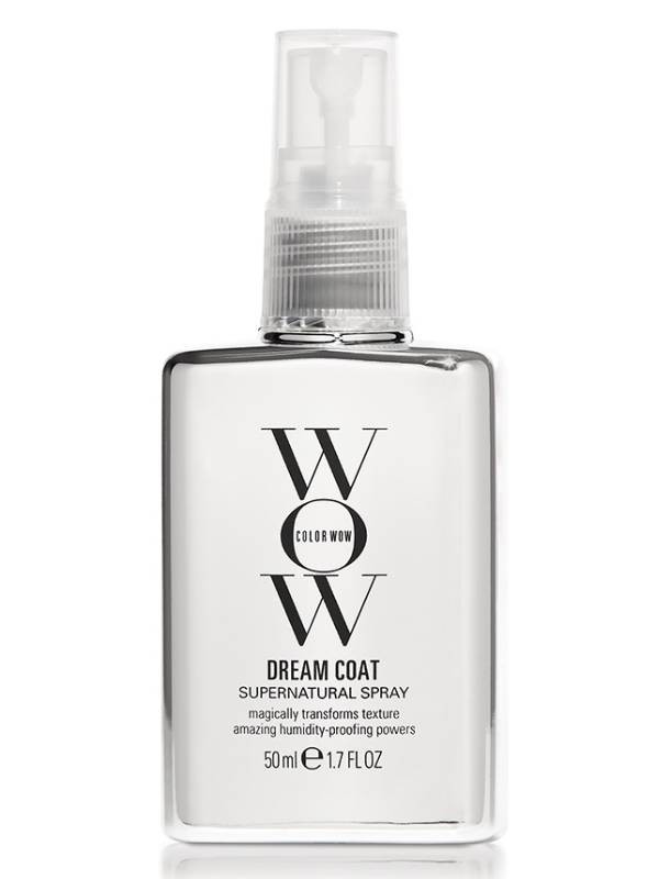 A Dream Coat nem csupán egy hővédő – ez a termék gyakorlatilag “esőállóvá” varázsolja a tincseidet. A Color WOW ikonikus formulája olyan technológiával készült, ami körbeöleli a hajszálakat, simává és ellenállóvá téve azokat a párával és  a szöszösödéssel szemben. Akár egyenes, akár hullámos frizurád van, a Dream Coat tartós, fényes végeredményt biztosít – és ezt tényleg látni fogod már az első használat után. – Dream Coat hajspray COLOR WOW – colorwowhair.com