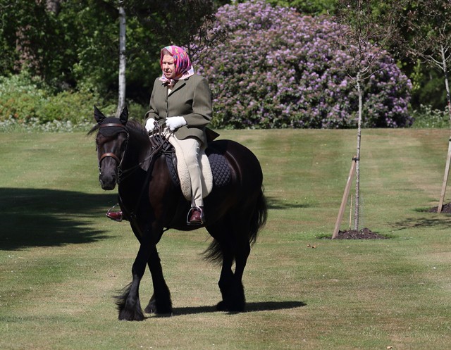 Imádjuk! A 94 éves Erzsébet királynő lóháton hagyta el a karantént