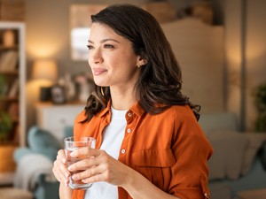 Ezzel a titkos hozzávalóval kapod a legegészségesebb vizet, amit valaha ittál: a szakértő szerint évekkel fiatalabbnak érezheted magad tőle