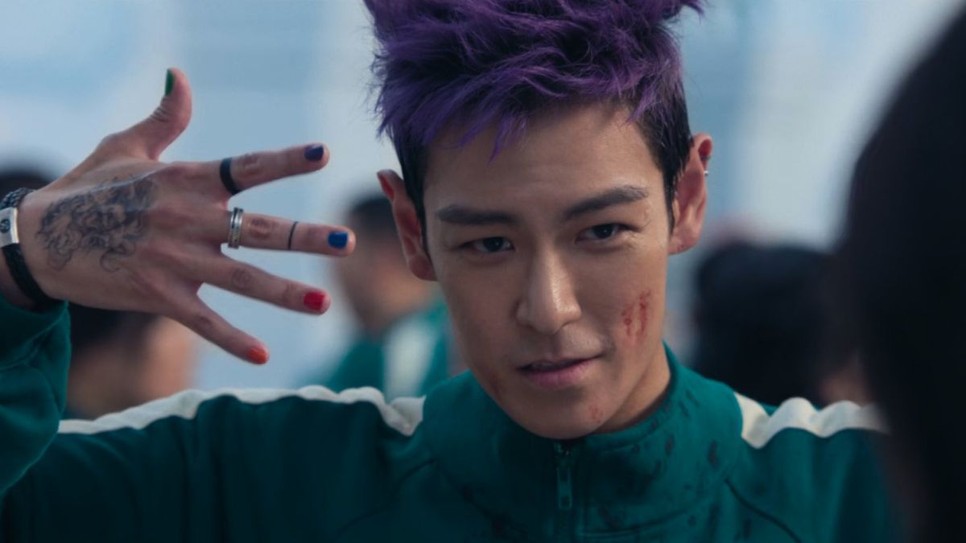 Thanos körmei nevéhez hűen a Végtelen kesztyű színeiben pompázik