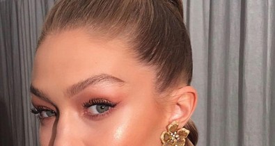 Gigi Hadid két olyan különleges outfitet mutatott, hogy nem tudunk választani közülük!