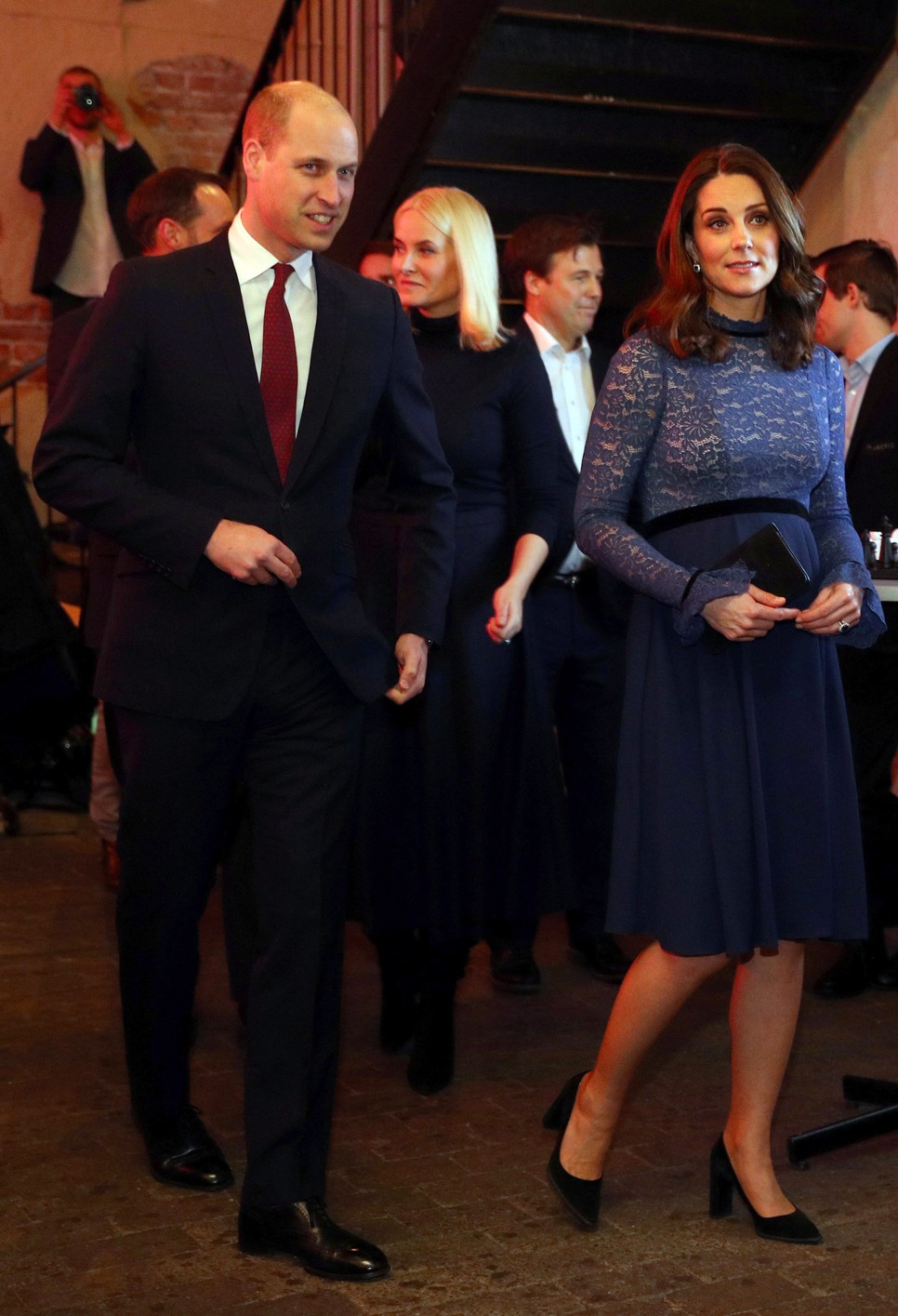 Kate Middleton csipkés kék ruhában