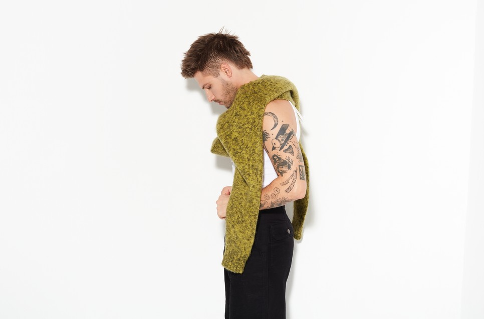 Miller Dávidot idén az X-Faktor műsorvezetőjeként is láthatjuk a tévében - Atléta C&A - Pulóver COS - Nadrág - RESERVED