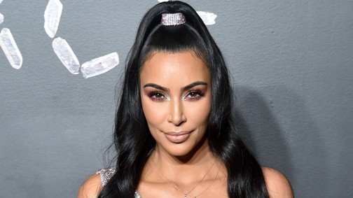 Gravitáció? Kim Kardashian mellei magasról tesznek rá