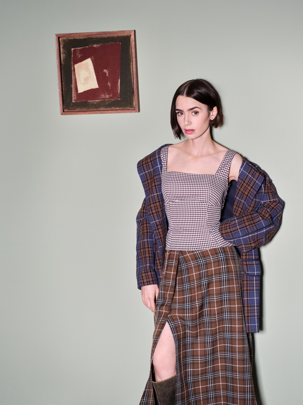 Lily Collins a Zalando 2026-os őszi-téli „Inner Voices” divatkampányában az egyéni stílus, az önkifejezés és a magabiztos öltözködés fontosságára hívja fel a figyelmet