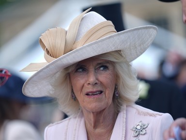 Ritkán látni így Kamilla királynét, nem tudta visszatartani a könnyeit