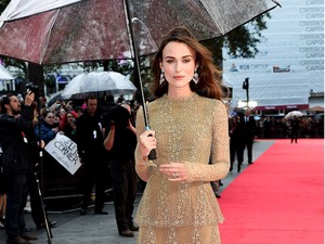 Keira Knightley az esőben is ragyog