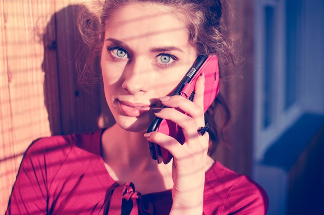 Hoppá! A telefon kék fénye károsíthatja a bőröd?