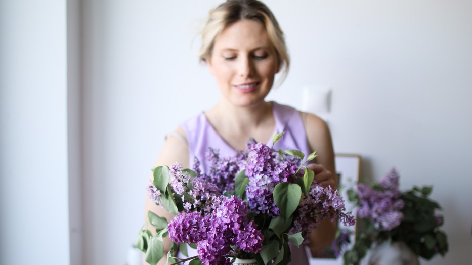 A friss virágok látványa és egy stílusos szett mindig feldobja a napot