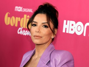 Eva Longoria melltartóban villantotta meg bombatestét a vörös szőnyegen