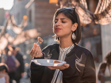 Hizlal, ha állva esszük meg az ételt? Szakértő árulta el, mi igazság