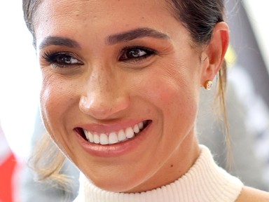 Óriási feltűnést keltett Párizsban Meghan Markle: hófehér Balenciaga szettben vonzotta a tekinteteket Harry herceg felesége