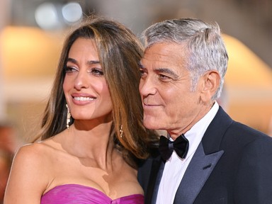 Amal Clooney csillogó miniruhában keltett óriási feltűnést, különleges darabba bújt George Clooney felesége