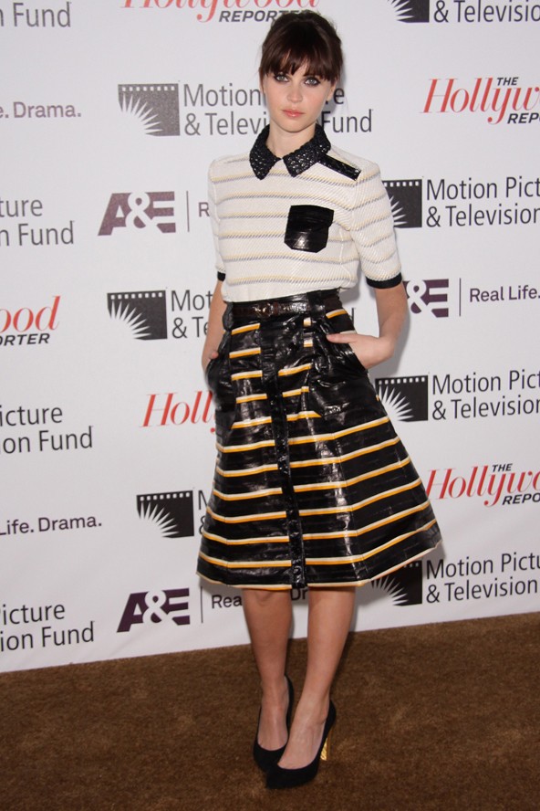 Csíkos Proenza Schoulerben egy Los Angeles-i partin.