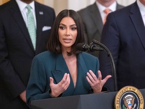 Kim Kardashian a legszexibb blézerben tért vissza a Fehér Házba
